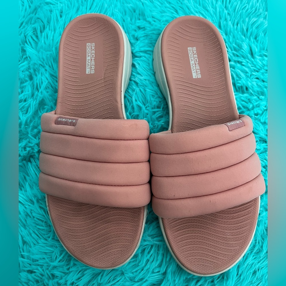 Pink Skecher Sandals💗